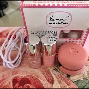 Le Mini Macron Gel Nail Kit & 2 popular gel polish